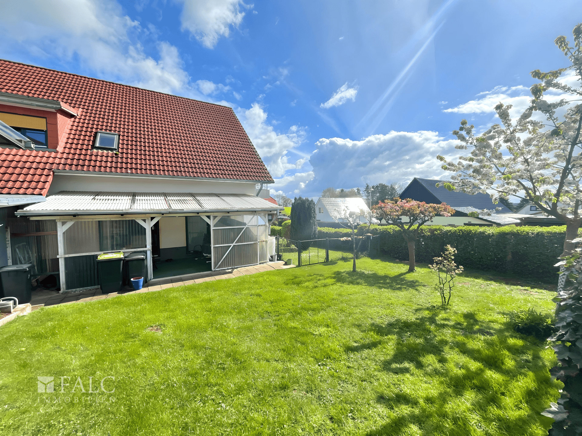 Grundstück mit Terrasse